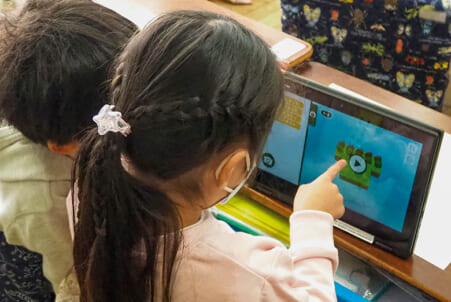 1年生はペアで協力し合いながらチャレンジ