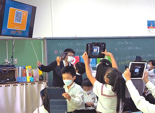 QRコードを読み取る児童