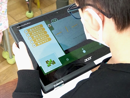 ポッキーカードを使って命令をつくり、カメラで読み取ってプログラムを起動（2年生）