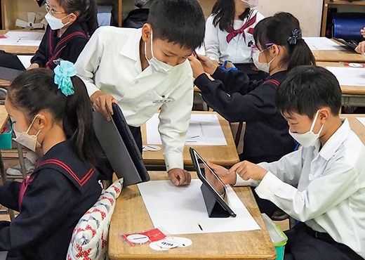 友達同士で教え合う様子も