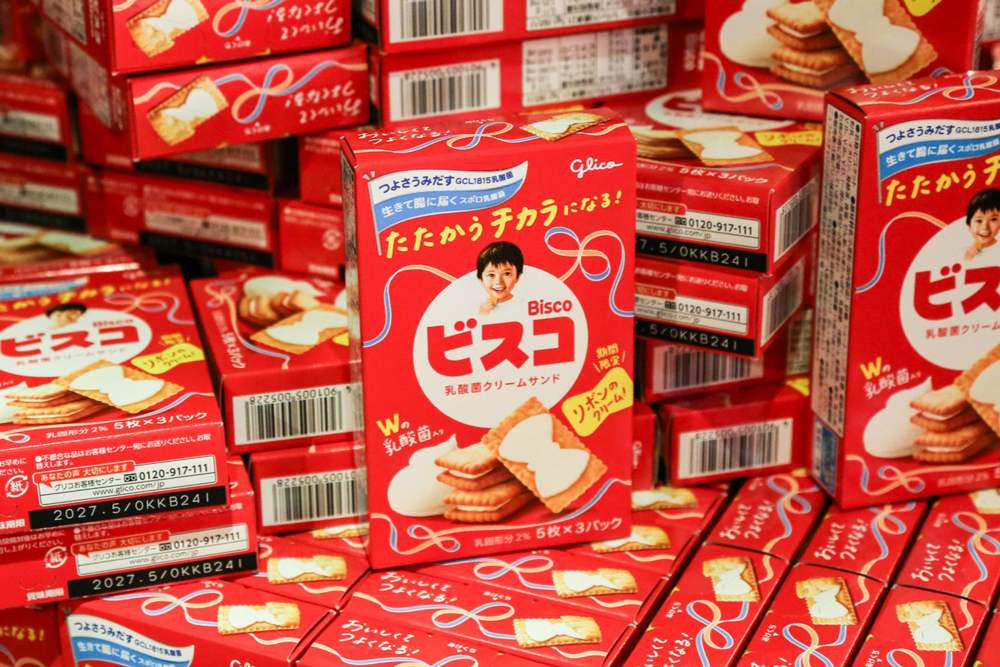 当日はアーティストと来場者全員に“たたかうチカラになる！” ビスコを提供