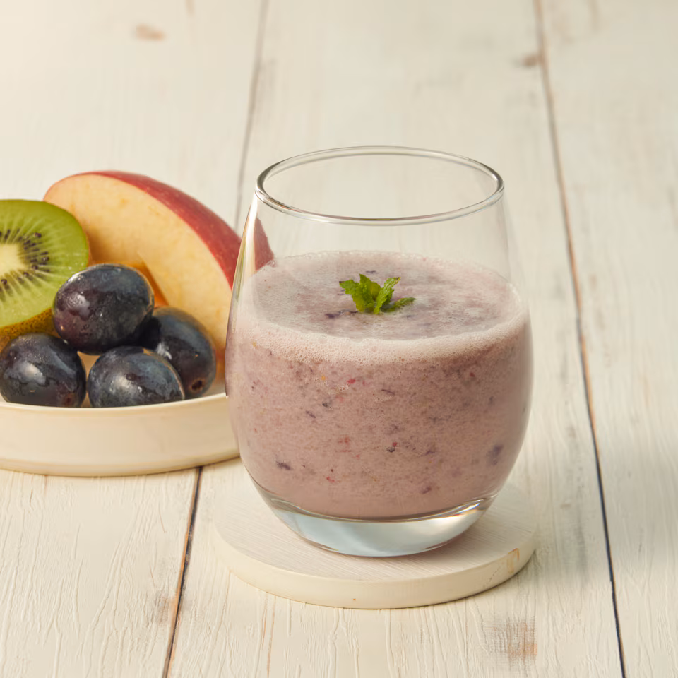 アーモンドミルクと皮ごとフルーツのスムージー