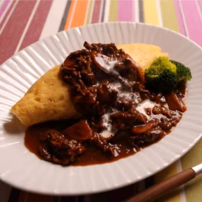 ビーフシチューオムライス