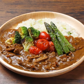 牛切り落とし肉と旬野菜のカレー　ガーリックレタスライスとともに