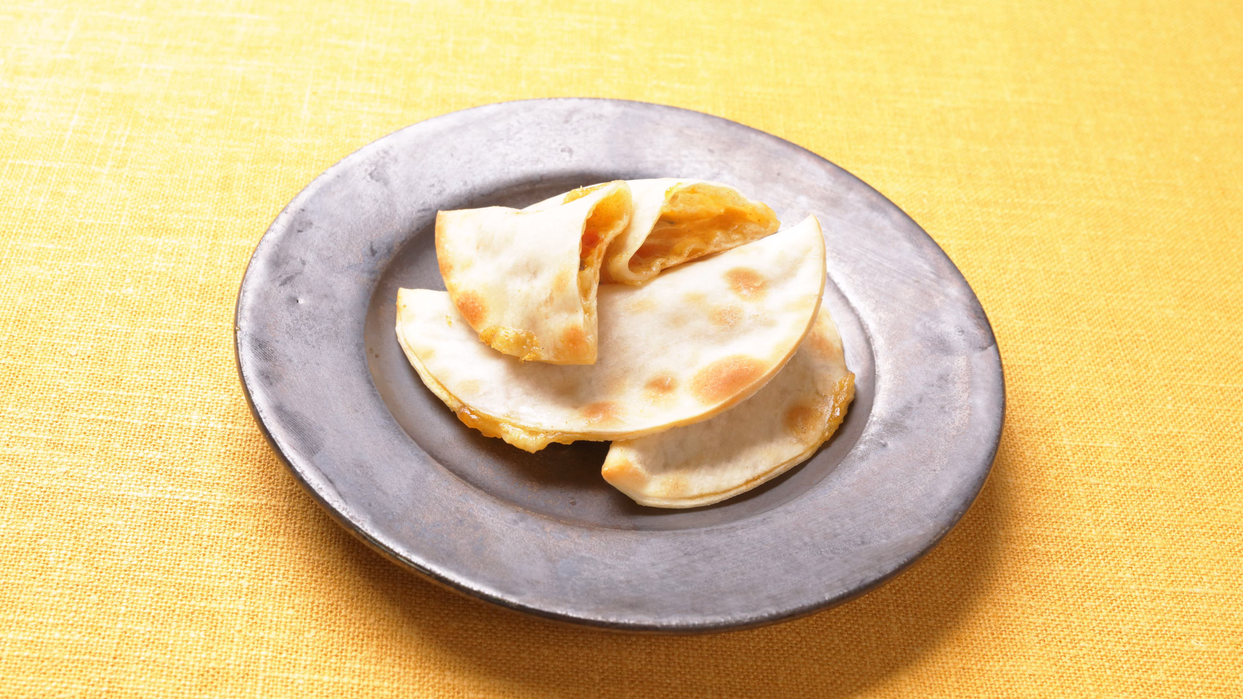 餃子の皮で包んで焼く、簡単おやつ