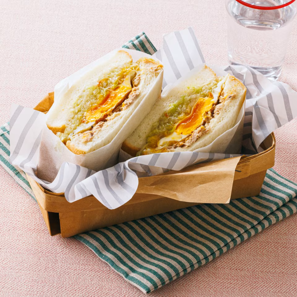 うま塩キャベツの具だくさんサンドイッチ