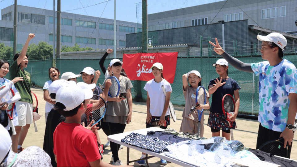 グッズが当たるじゃんけん大会で盛り上がる会場