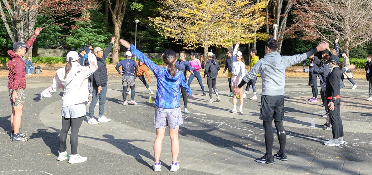 朝日浴びながらストレッチをする皆さま