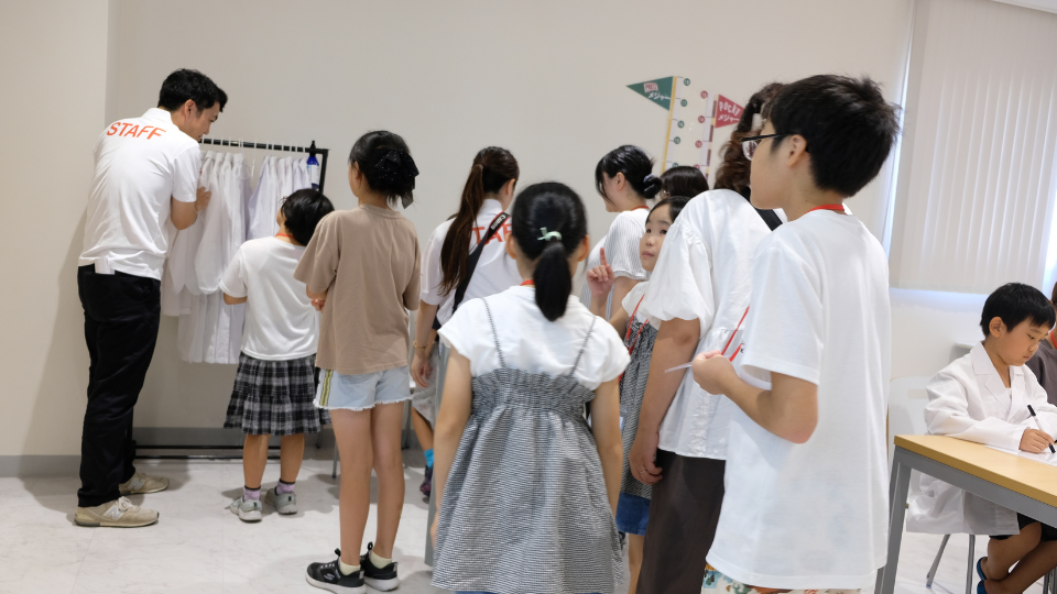 ワークショップスタート　白衣を選びます