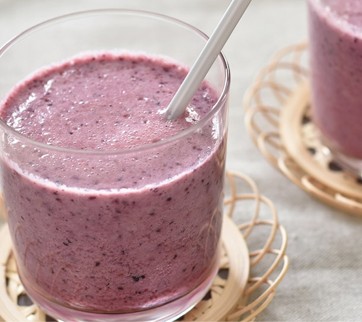 アーモンドミルクのベリースムージー