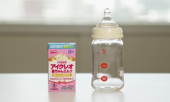 写真：液体ミルク「アイクレオ」と哺乳瓶